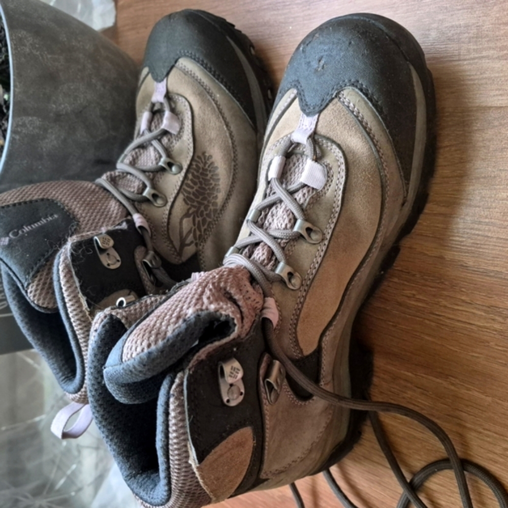 Columbia Women's Tan and Black Hiking Boots